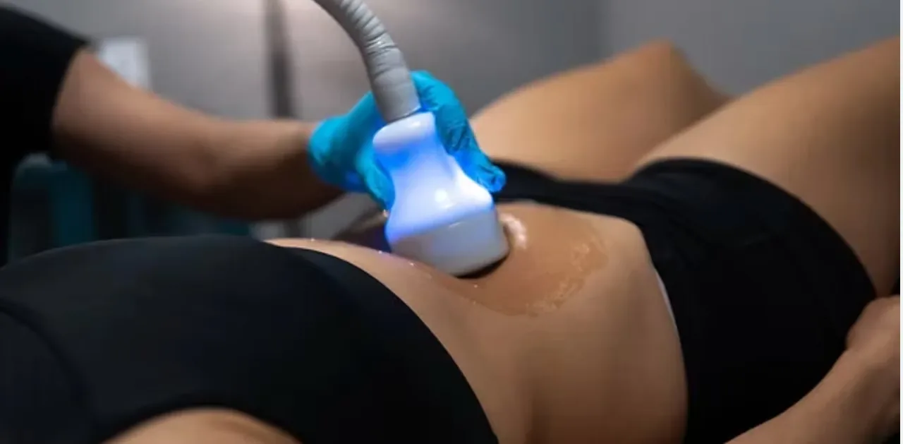 The Cryo T-Shock handpiece being worked across a client's abdomen